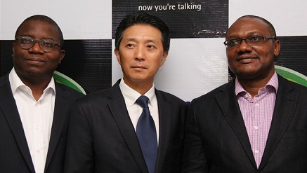 (L-r): Adeola Dairo, Director, Consumer Segment, Etisalat Nigeria; Paul Lee, Managing Director, Samsung West Africa; and Adebisi Idowu, Vice President, Marketing, Etisalat Nigeria; at the launch of the Samsung Experience Zone in the Etisalat Experience Centre, Adeola Odeku, Victoria Island, Lagos recently.